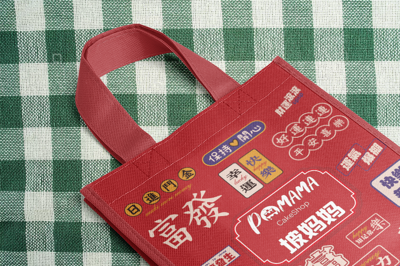 What shopping bags can clothing stores use to attract customers to buy